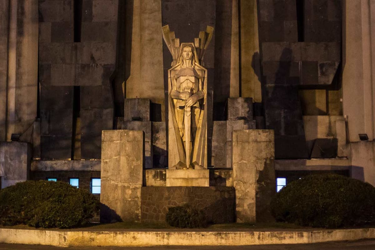 La obra de Salamone en el cementerio de Azul, provincia de Buenos Aires.