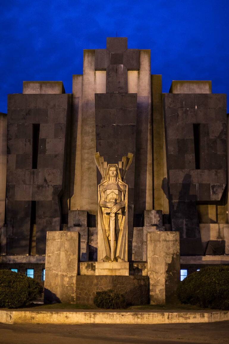 La obra de Salamone en el cementerio de Azul, provincia de Buenos Aires.