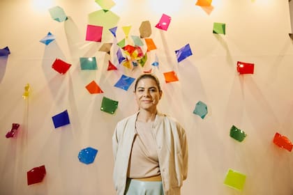 La obra de Sara Stewart Brown hace un salto de escala en BADA y sus papelitos voladores son mural