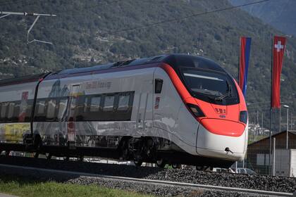 Vista de la llegada de un tren a la base Ceneri