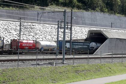 El túnel es la última pieza de la Nueva Línea Ferroviaria a través de los Alpes (NLFA) que une Róterdam, en Holanda, con la ciudad italiana de Génova.