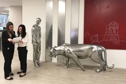 La obra “Despertando al tigre”, de Ananké Asseff, se luce en las oficinas de Balanz Capital
