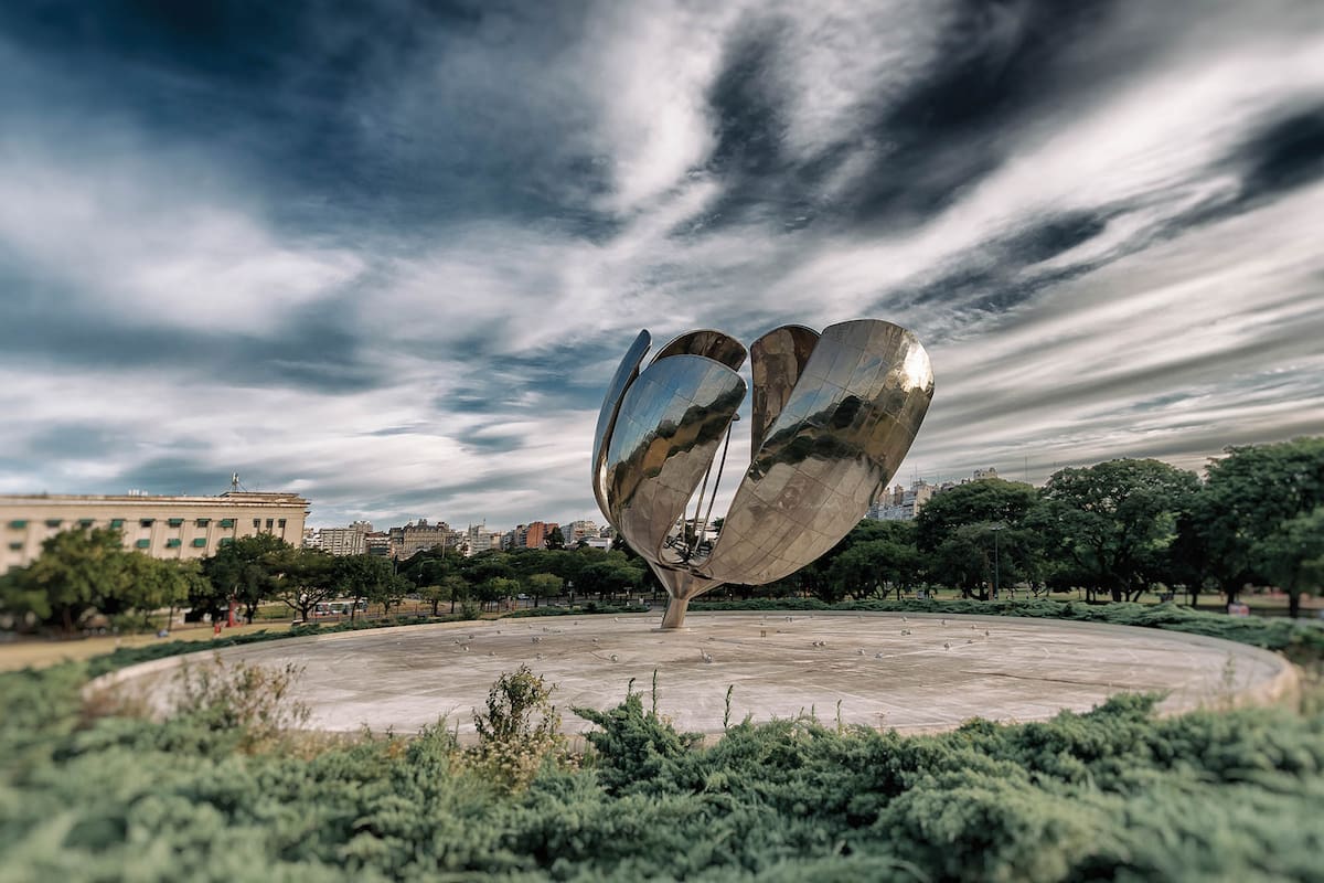La obra está ubicada en una plaza de Recoleta.