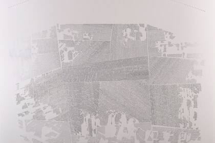 La obra ganadora: Miriam Peralta obtuvo el primer premio con la serie Una vuelta por el universo, en tinta de plata y línea perforada sobre papel