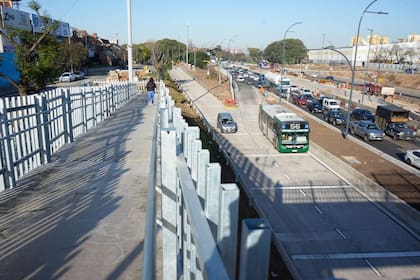 La obra incluyo un reordenamiento del recorrido de varias líneas de colectivos