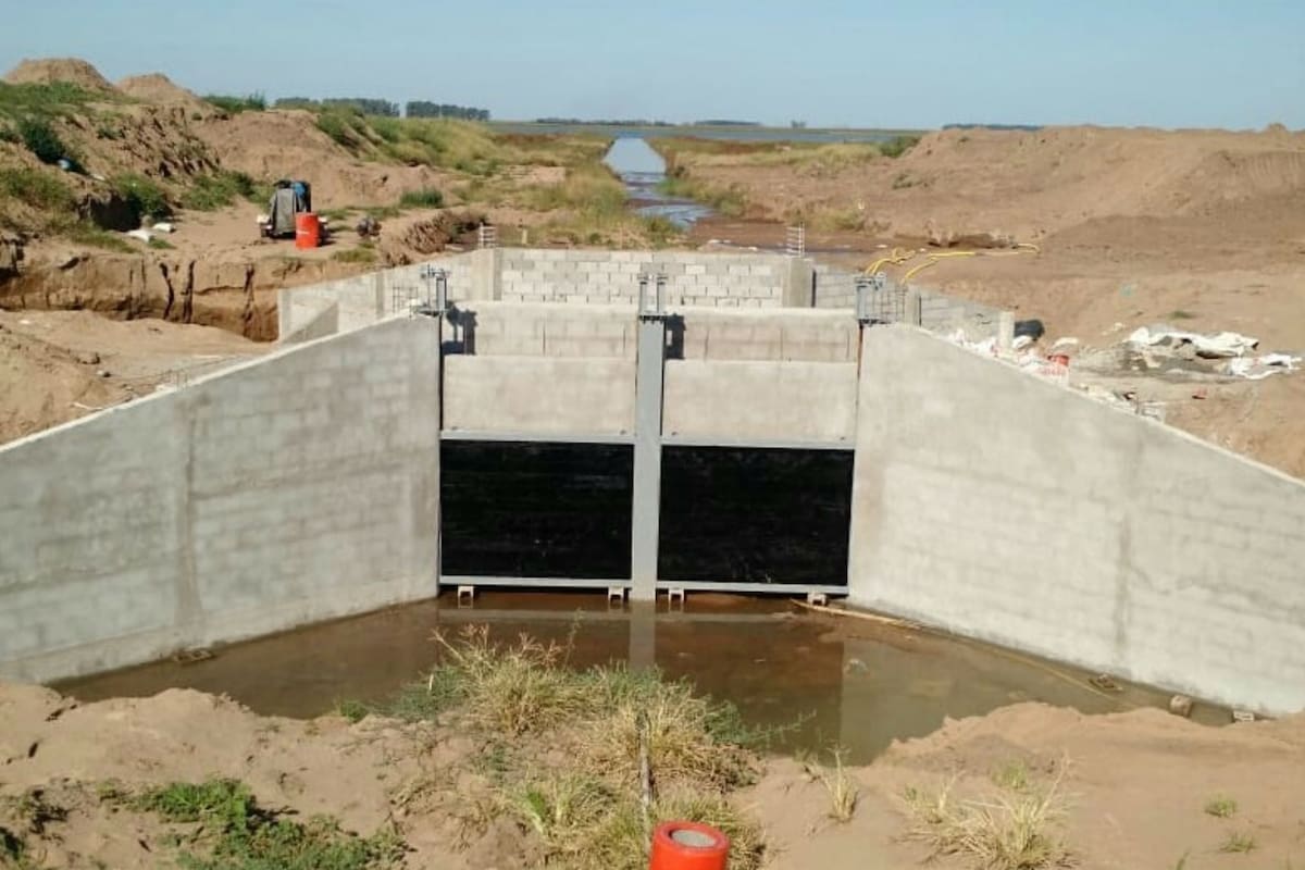 La obra para la salida del agua con control por gravedad