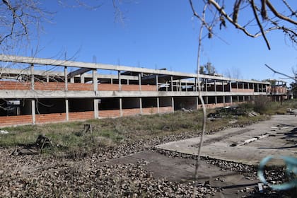 La obra paralizada presenta sectores con agua estancada, humedad y materiales deteriorados
