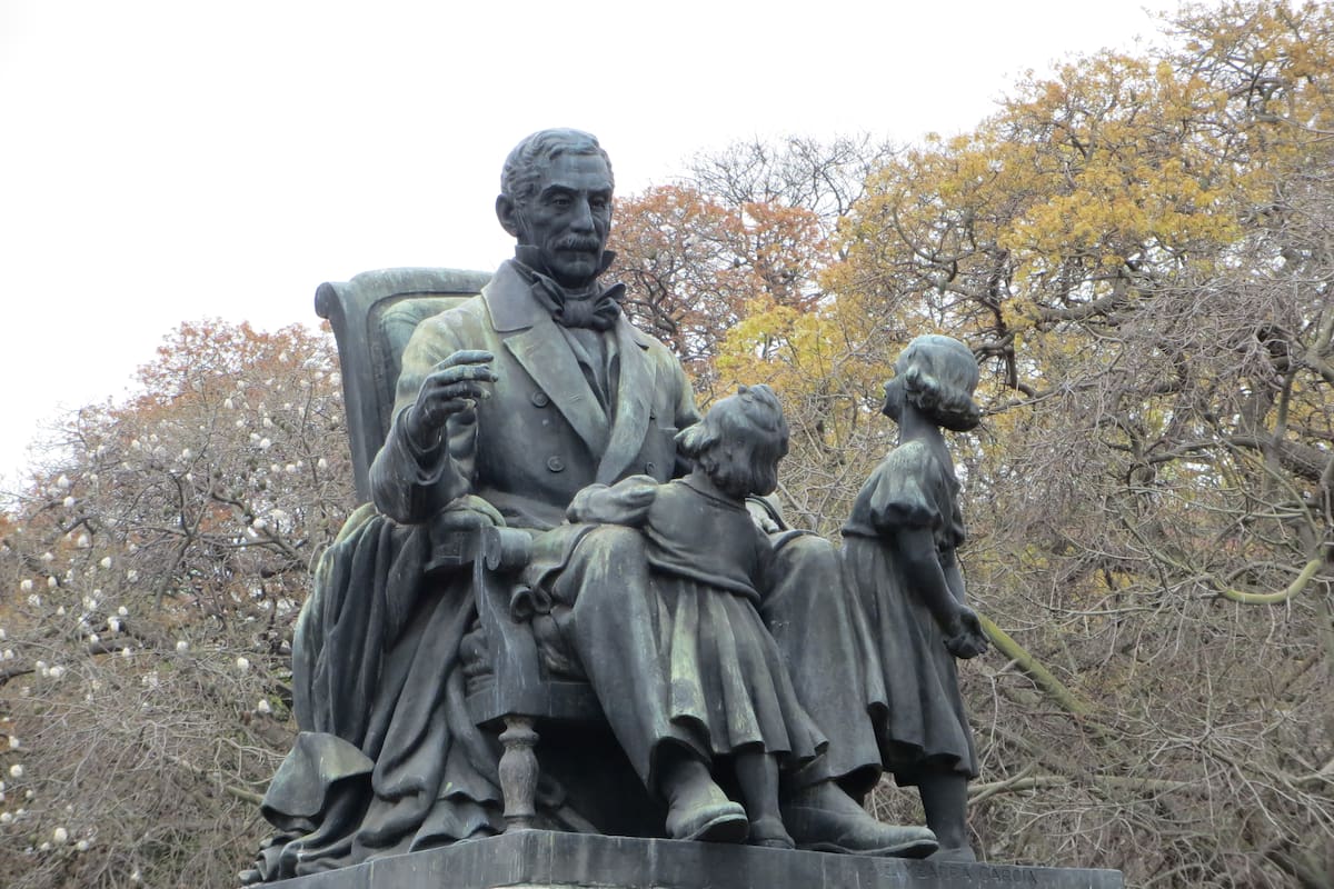 La obra que se encuentra en Palermo: "El abuelo Inmortal" de Ángel Eusebio Ibarra García, lo muestra a San Martín con sus dos nietas