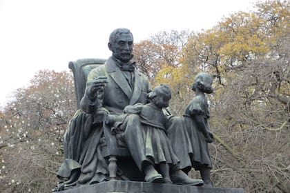 La obra que se encuentra en Palermo: "El abuelo Inmortal" de Ángel Eusebio Ibarra García, lo muestra a San Martín con sus dos nietas