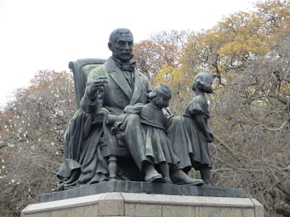 El monumento "El abuelo Inmortal", de Ángel Eusebio Ibarra García, muestra a San Martín con sus dos nietas