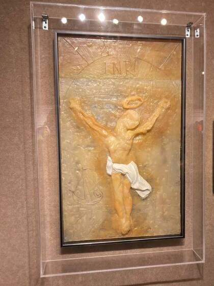 La obra se encontraba en la caja de plexiglás original que Dalí usó para conservar su forma