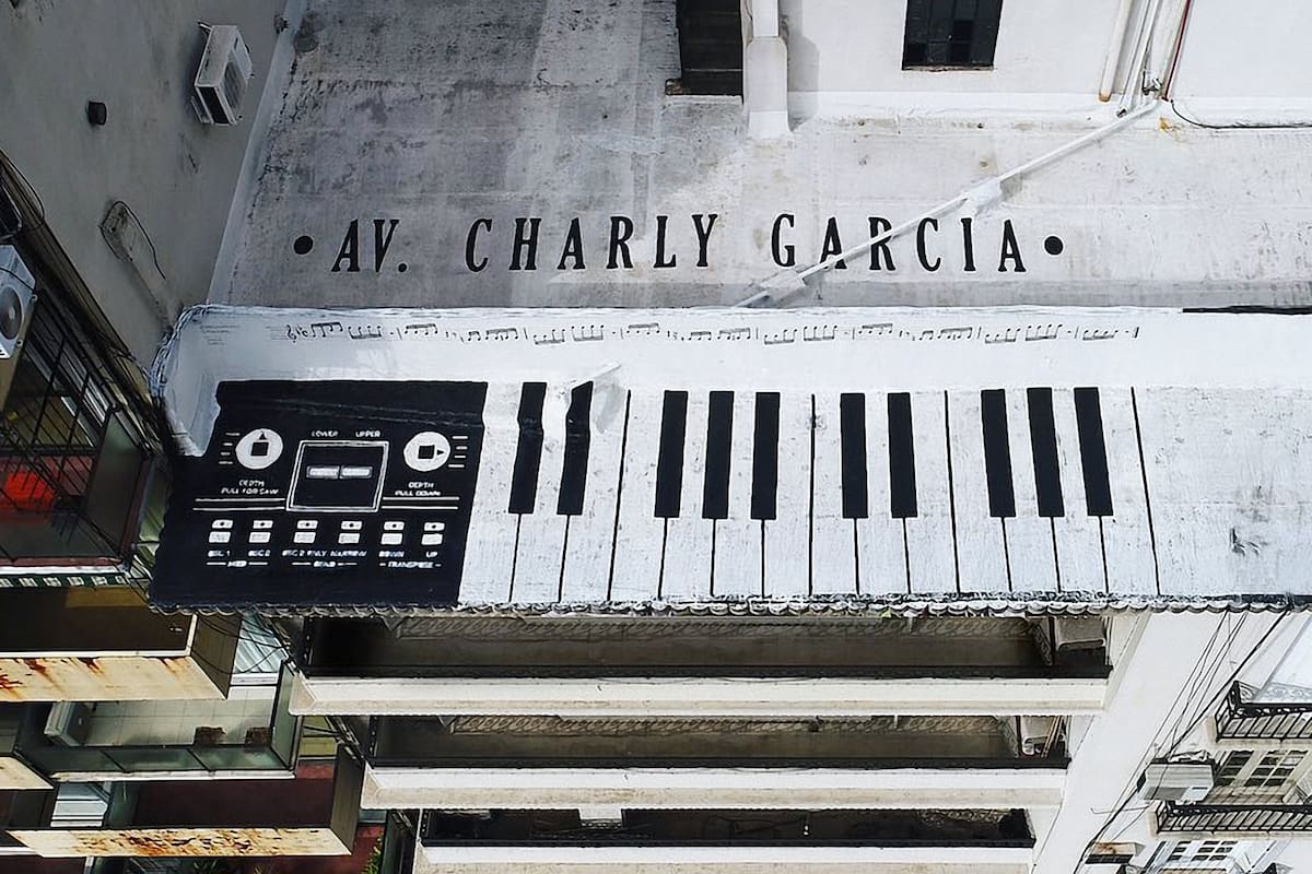 La obra se titula Av. Charly García.