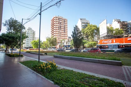 La obra sobre la avenida Honorio Pueyrredón convirtió la mitad de la calle en una zona verde y peatonal
