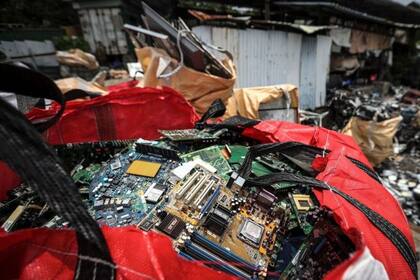 La obsolescencia de los aparatos ha generado toneladas de basura electrónica y se espera que para 2030 el volumen de deshechos se multiplique por 1000