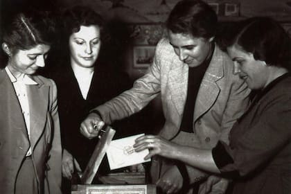 La obtención del voto femenino se concretó en la Argentina en las elecciones presidenciales del 11 de noviembre de 1951