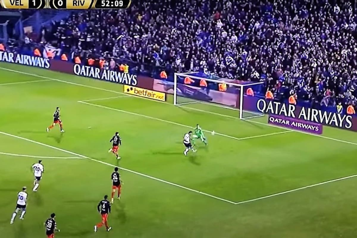 La ocasión clarísima que perdió Pratto ante Armani para aumentar la ventaja de Vélez