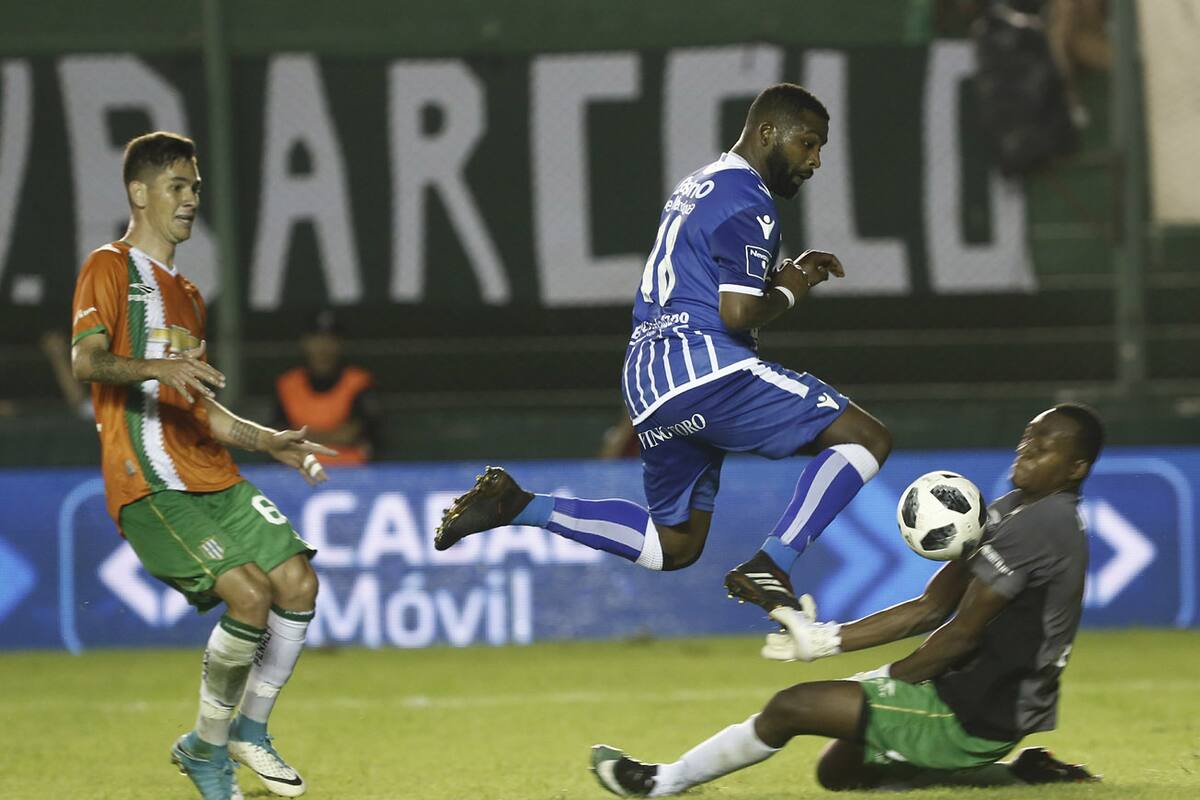 La ocasión perdida del Morro García ante Banfield en el final del partido ante Banfield