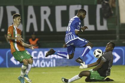 La ocasión perdida del Morro García ante Banfield en el final del partido ante Banfield