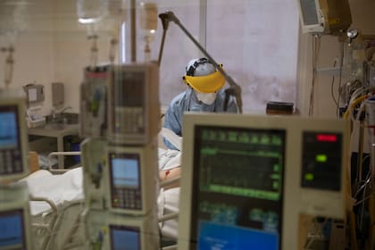 La ocupación de camas de terapia intensiva asciende al 71,4% en el área metropolitana