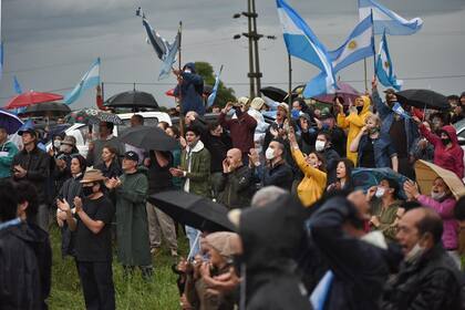 La ocupación del campo de los Etchevehere generó protestas de productores frente a la tranquera de la estancia, en Entre Ríos