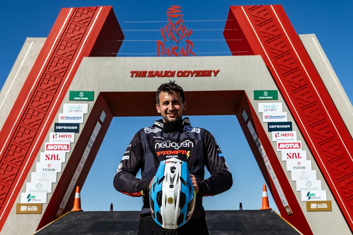 "La odisea saudita", indica el arco; esa odisea es la pasión de Santiago Rostan, a quien la gente llama "loco" por lo que hace para despuntar su pasión de competir en el Rally Dakar.