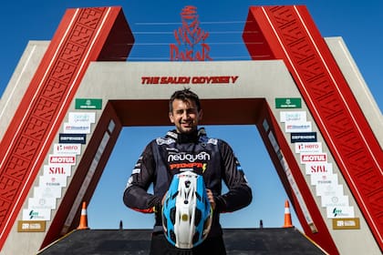 "La odisea saudita", indica el arco; esa odisea es la pasión de Santiago Rostan, a quien la gente llama "loco" por lo que hace para despuntar su pasión de competir en el Rally Dakar.