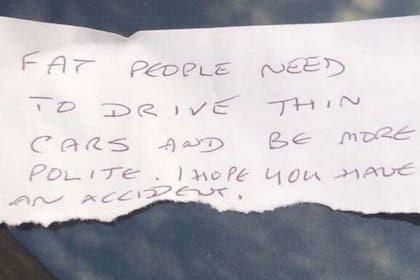 La ofensiva nota dice: "La gente gorda debería conducir autos delgados y ser más educada. Espero que tengas un accidente"