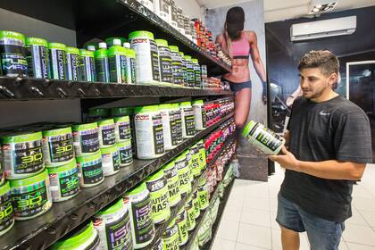 La oferta de estos productos se multiplica en la ciudad, en locales y por Internet; según médicos y nutricionistas, la mayoría de los consumidores no los necesitan y, en algunos, pueden afectar la salud