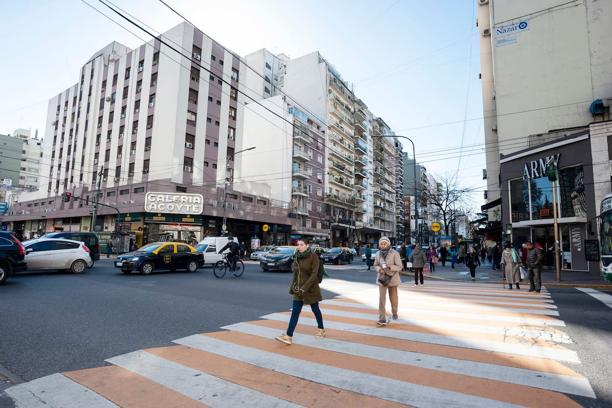 La oferta de locales ubicada en el cruce de las avenidas Rivadavia y Acoyte defiende los valores de alquiler más altos de la ciudad