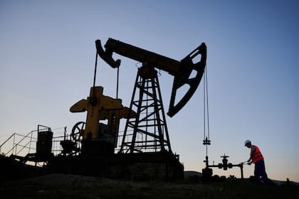 La oferta de petróleo crudo subirá en 1,5 millones de barriles diarios en 2024