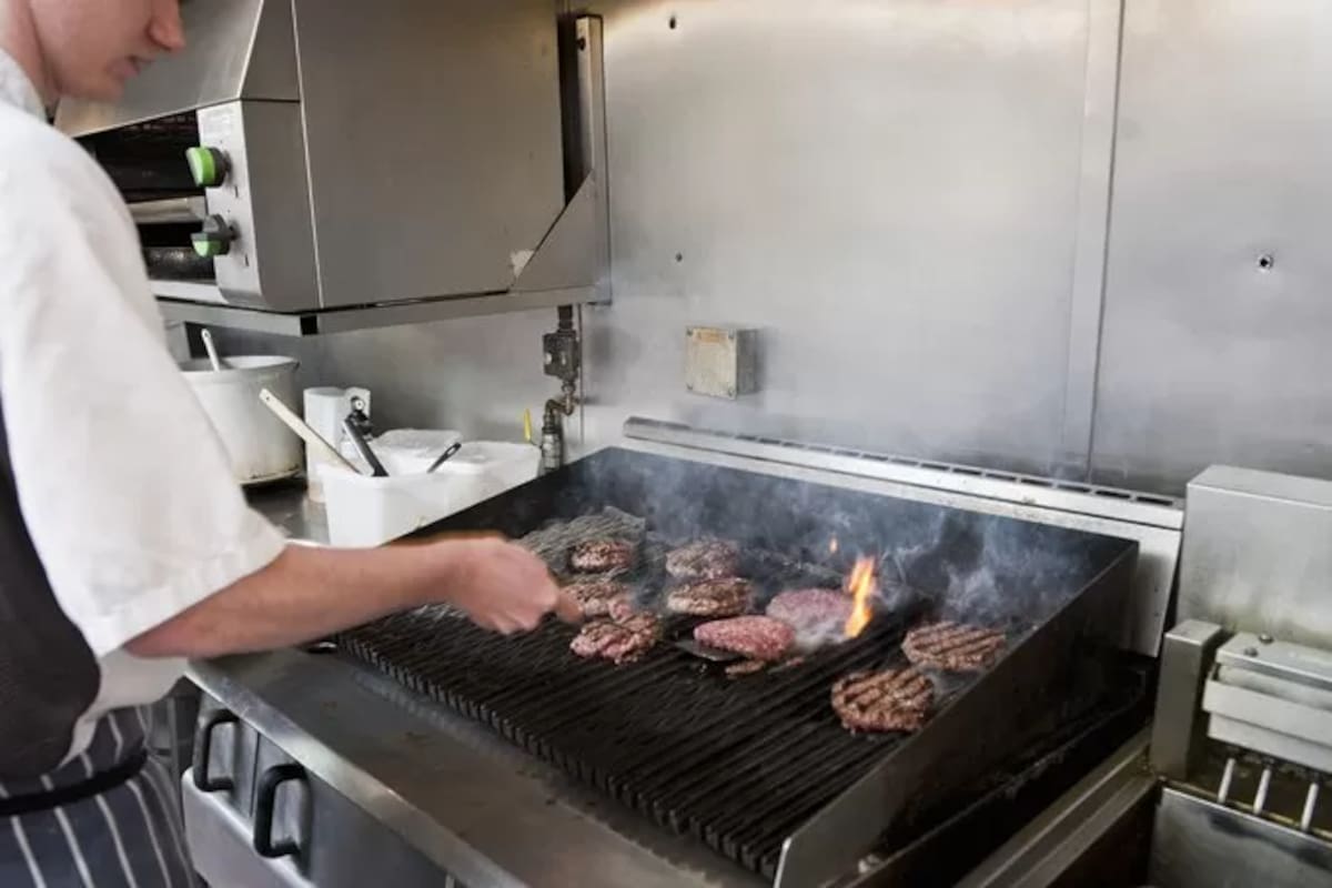 La oferta laboral para inmigrantes en la gastronomía enfrenta turbulencias por la suba del salario mínimo (Imagen ilustrativa)