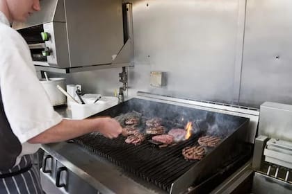 La oferta laboral para inmigrantes en la gastronomía enfrenta turbulencias por la suba del salario mínimo (Imagen ilustrativa)