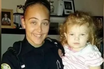 La oficial Cassie Barker dejó a su hija Cheyenne atada en su sillita en el vehículo, un día de calor abrumador