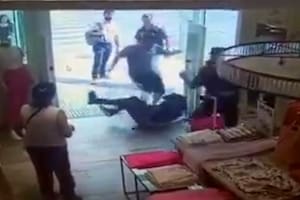 La oficial de la Comisaría Vecinal 2 B hacía su habitual recorrido de seguridad por esas calles, junto a una colega, cuando detectó que sobre Uruguay había un hombre que gritaba e insultaba, principalmente, a automovilistas que transitaban por esa arteria