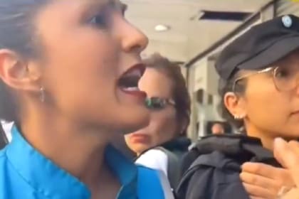 La oficial de la Policía de la Ciudad, Noelia Cristina Segura, discute con una mujer en la vía pública y durante un operativo