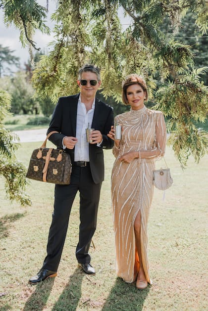 La oficiante de la ceremonia, Daniela de Lucia, con su novio, el escritor y empresario Leo Piccioli.
