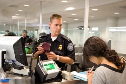 La Oficina de Aduanas y Protección Fronteriza puede derivar a los viajeros a una inspección secundaria si detecta dudas durante el control migratorio