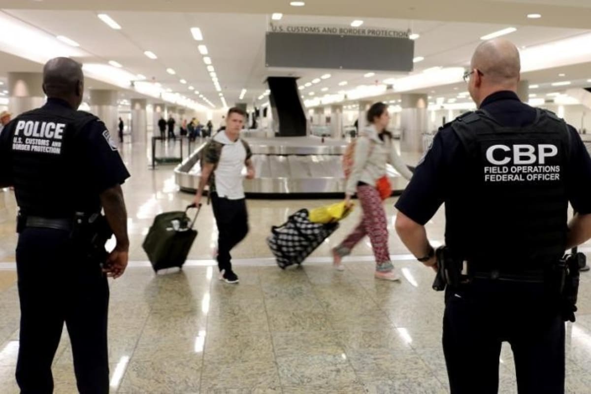 La Oficina de Aduanas y Protección Fronteriza de Estados Unidos (CBP, por sus siglas en inglés) insta a los usuarios con estatus irregular a utilizar la app de CBP Home para deportarse de manera voluntaria