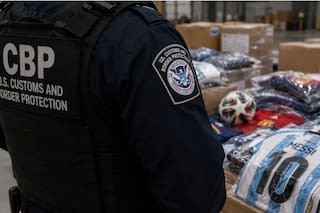 La CBP secuestró en Houston camisetas de Messi y casi US$9 millones en mercadería del Mundial