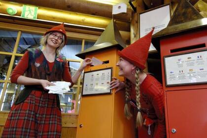 La oficina de correos de Santa Claus Village funciona como una sede postal real, donde se reciben y se envían cartas desde y hacia distinas partes del mundo