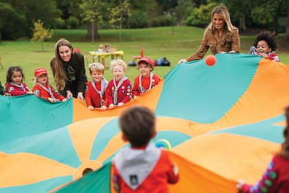 La oficina de la primera dama confirmó en exclusiva a HELLO! que Melania regaló un pañuelo a todos los niños, junto con los tarros de miel de la Casa Blanca