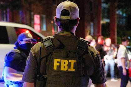 La oficina del FBI en Chicago alertó a las autoridades sobre el uso de perfiles falsos con la estética tradwife en plataformas de citas para atrapar y doxear a oficiales de inmigración