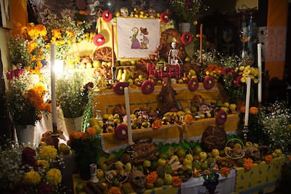 La ofrenda del Día de los Muertos lleva comida tradicional, incienso y flores