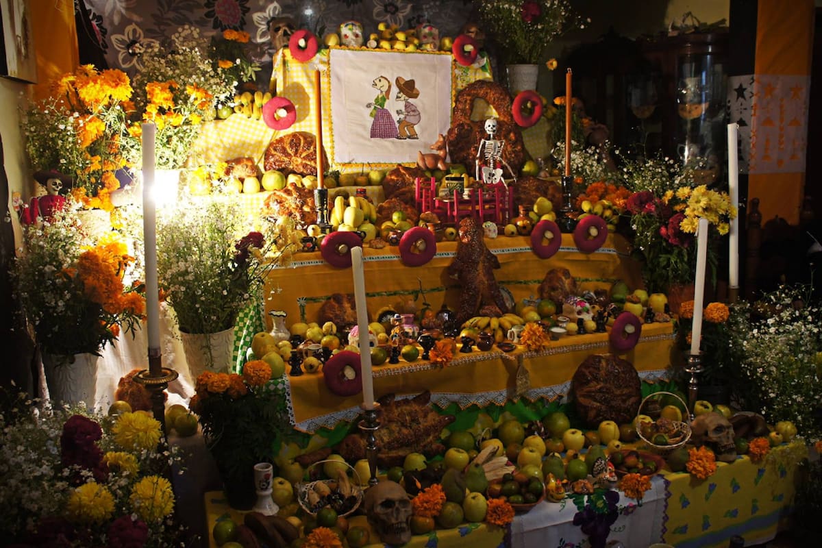 La ofrenda del Día de los Muertos lleva comida tradicional, incienso y flores