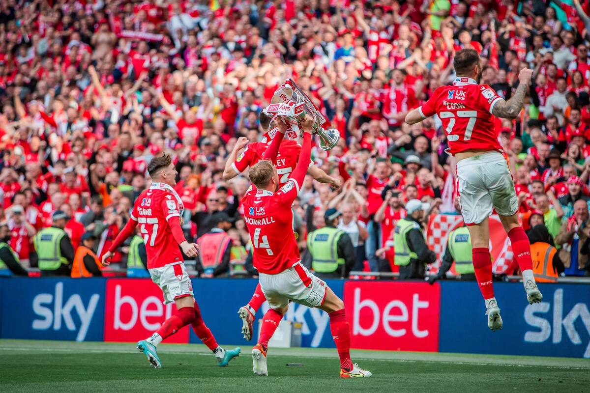 La ofrenda del trofeo a los hinchas del Nottingham Forest