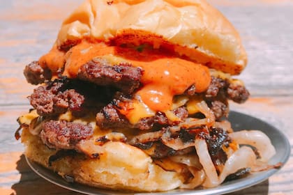 La Oklahoma con doble carne y tripe cheddar es la más elegida de Growlers (Foto: Gentileza Growlers)
