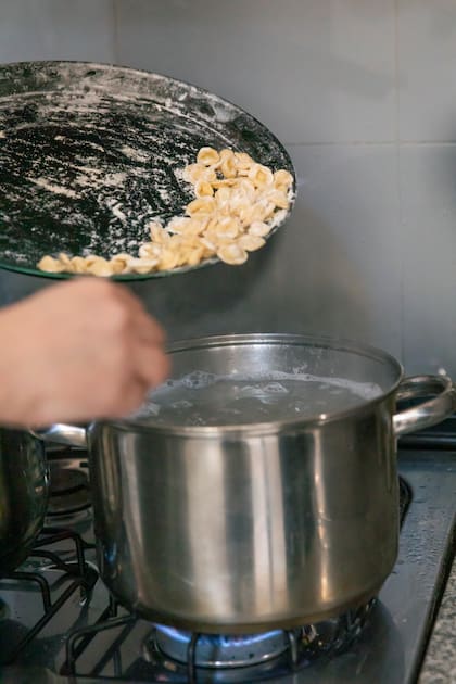 La olla debe tener abundante agua hirviendo