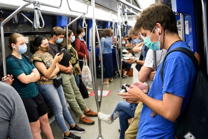 Los expertos señalan que la reactivación de la vida social ayudó al regreso del coronavirus cuando ya parecía bajo control