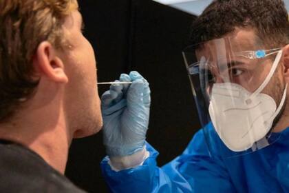 La OMS calificó a la nueva variante como de riesgo global "muy alto"