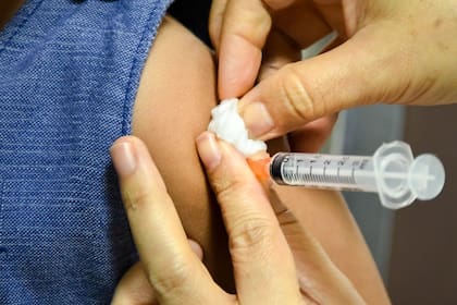 La OMS indica que la vacuna contra el VPH es segura y altamente efectiva.